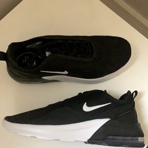 Never worn women’s size 10 Nike Air Max Motion 2